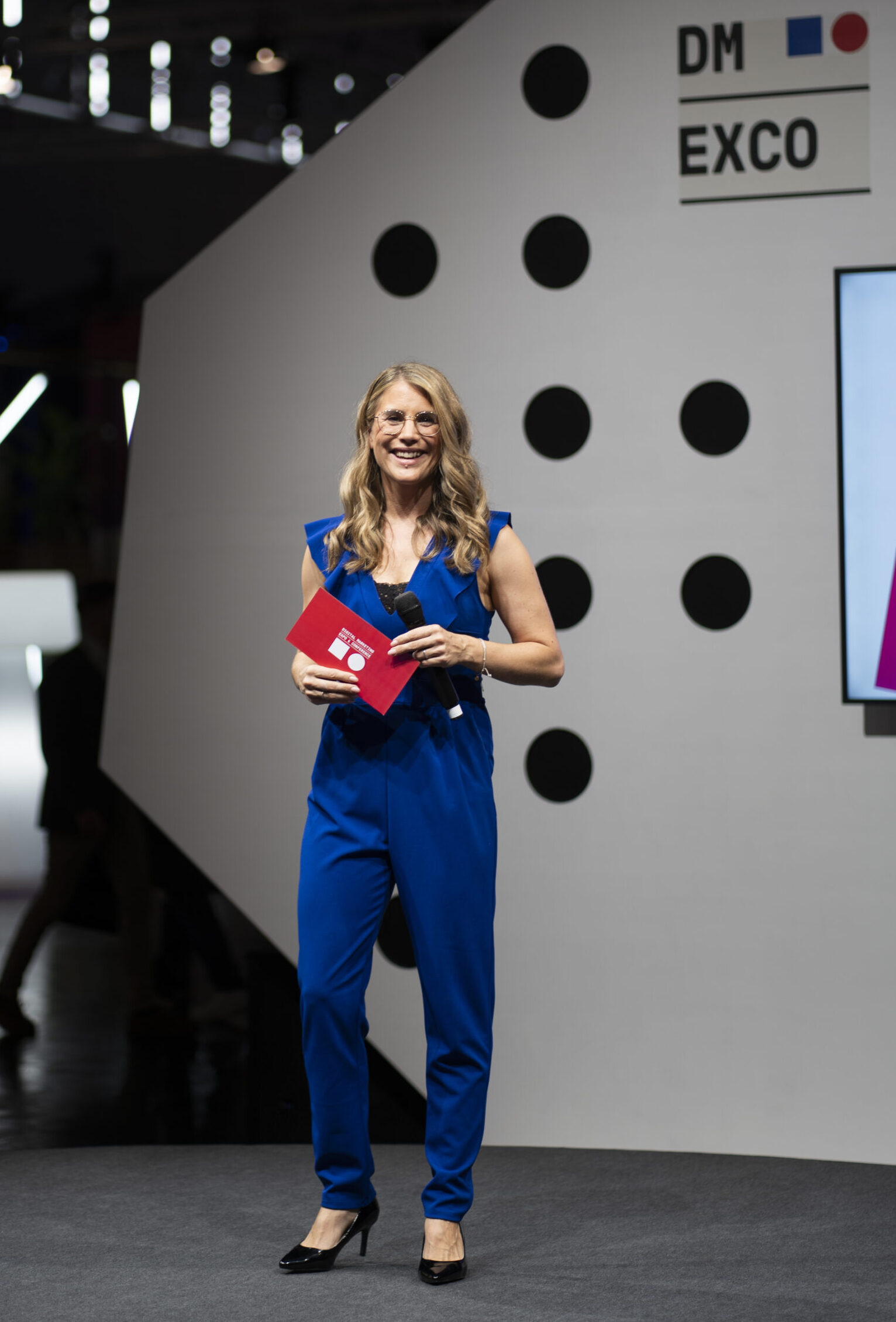 Event Moderatorin Janine Utsch auf der DMEXCO 2024