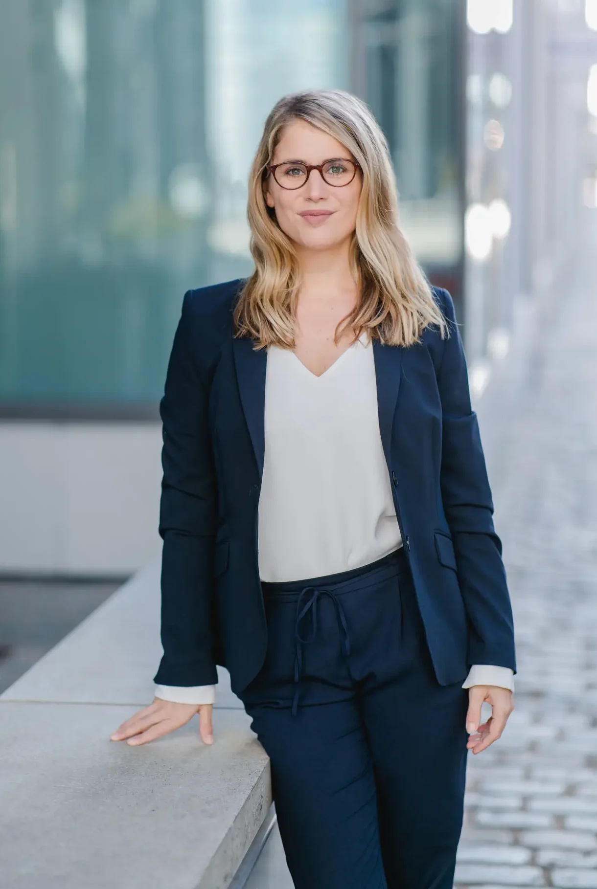 Portrait der Moderatorin für Wirtschaft und Finanzen Janine Utsch in einem dunkelblauen Anzug