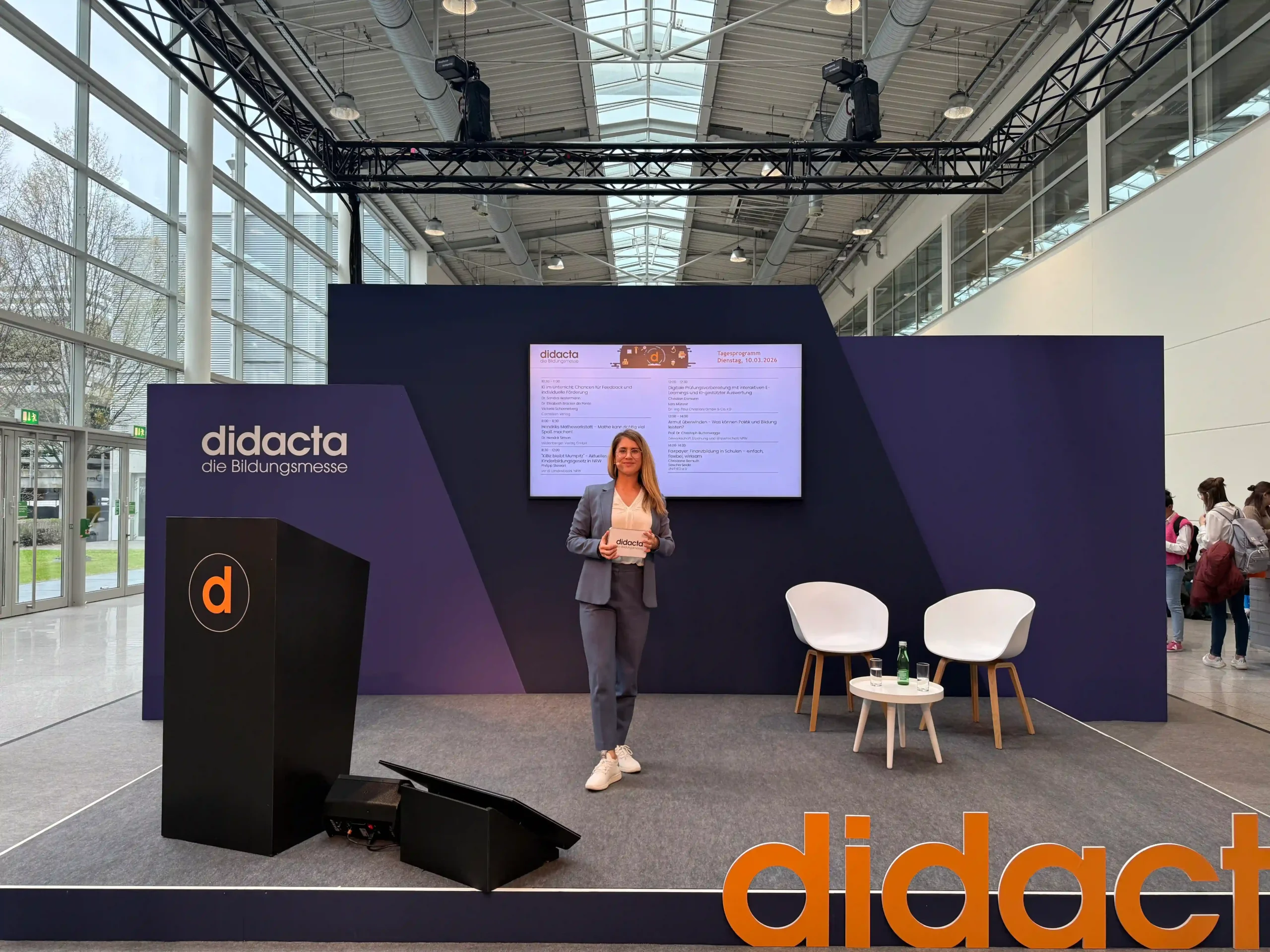 Moderatorin für KI Events, Digitalisierung & digitale Transformation Janine Utsch bei der Messe Moderation der didacta in Köln 2026