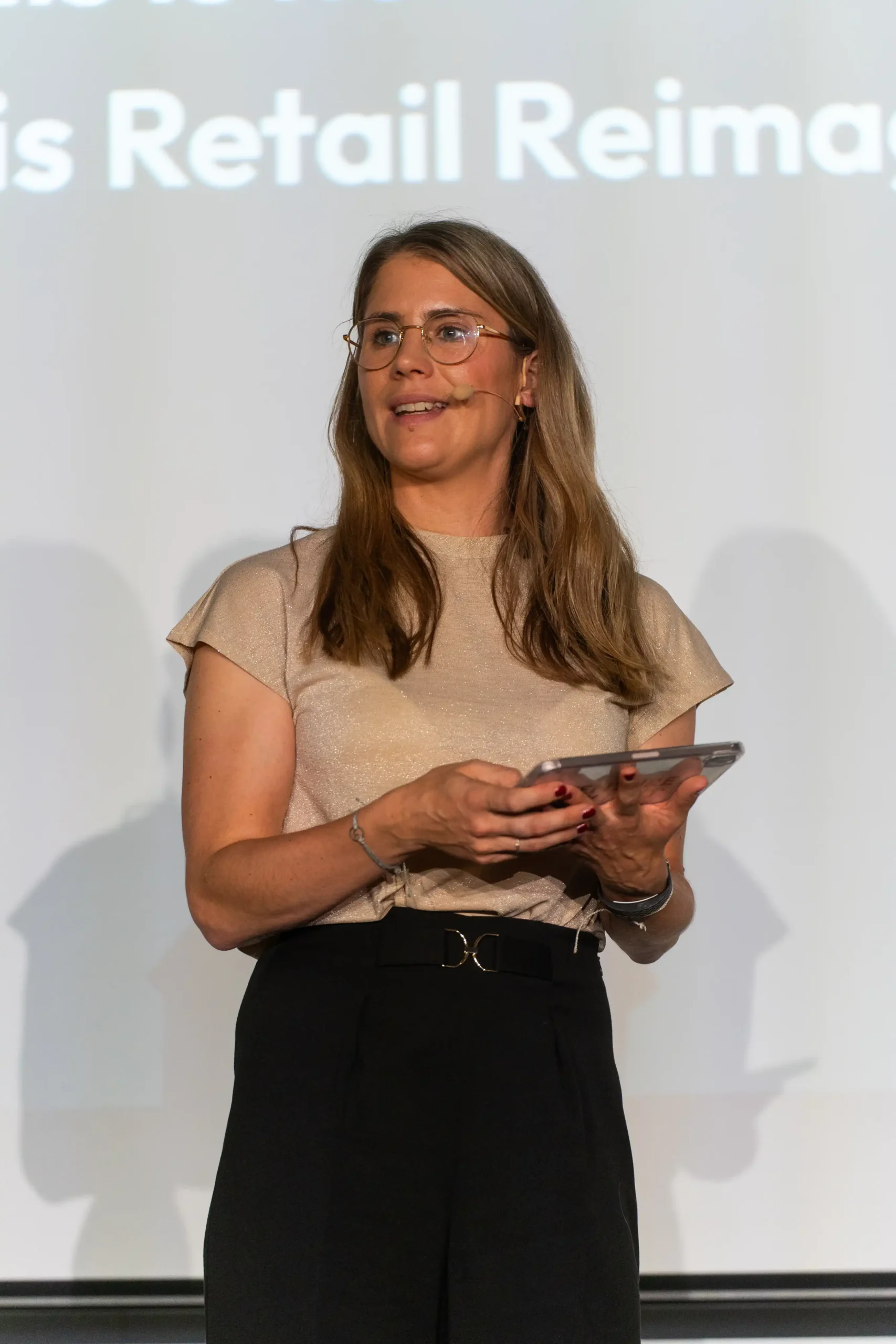 Moderatorin für Wirtschaft und Finanzen Janine Utsch bei der Moderation auf dem Finance Summit Stuttgart