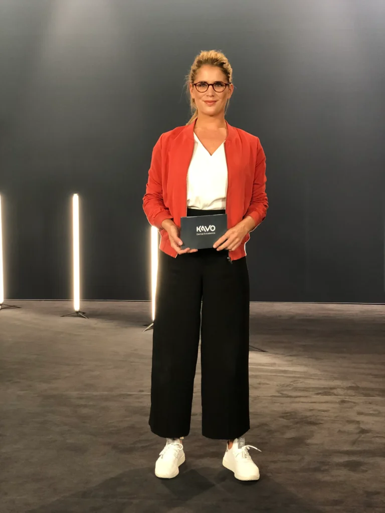 Moderatorin für Gesundheit Janine Utsch bei der Moderation der KaVo Dental in Biberach
