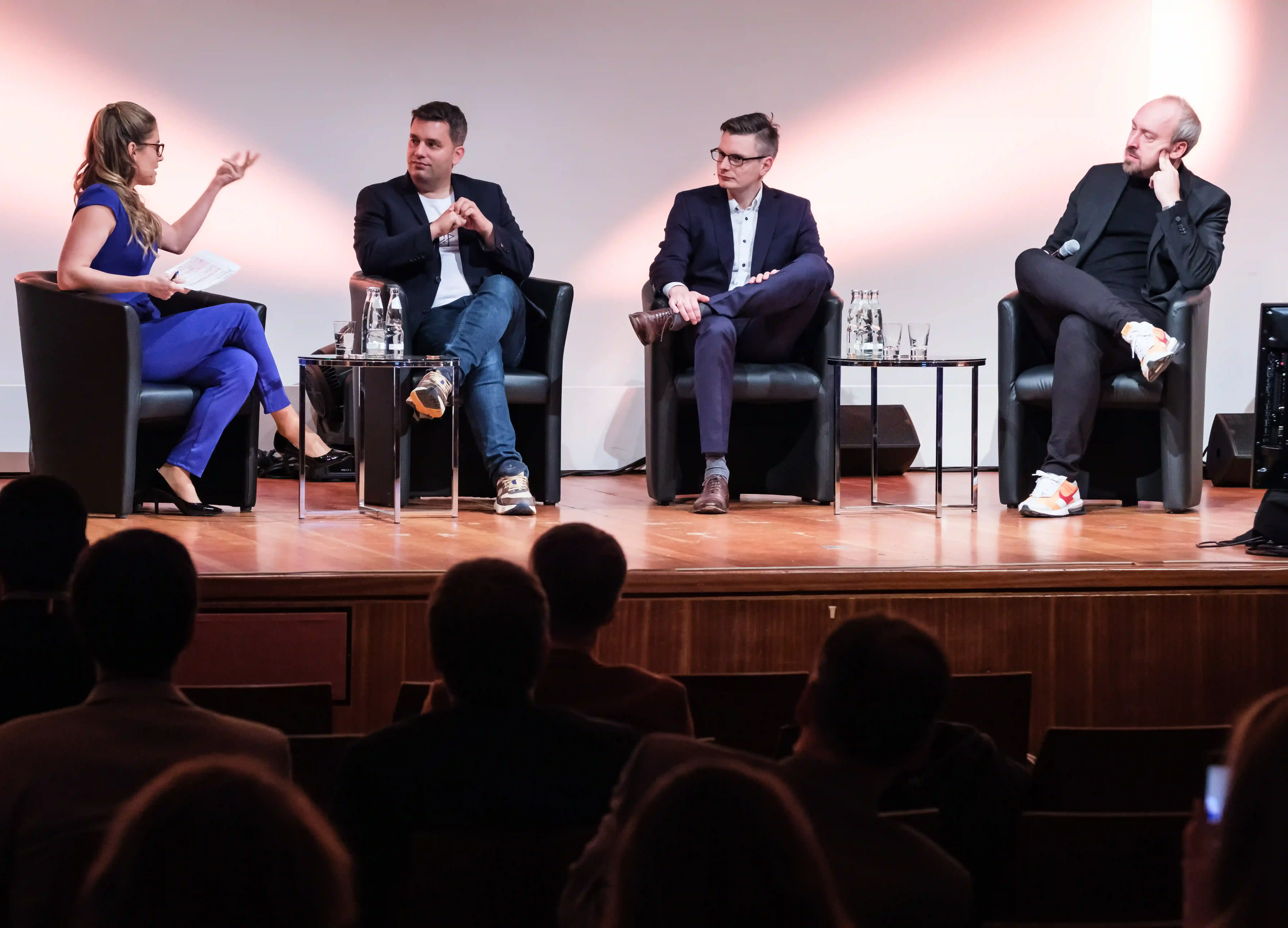 Moderatorin für KI Events, Digitalisierung & digitale Transformation Janine Utsch bei der Panel Moderation von Metaverse