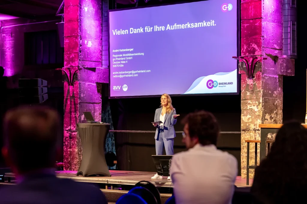 Moderatorin für Nachhaltigkeit, ESG & Transformation Janine Utsch auf der Bühne der Mobilitätsakademie go.Rheinland