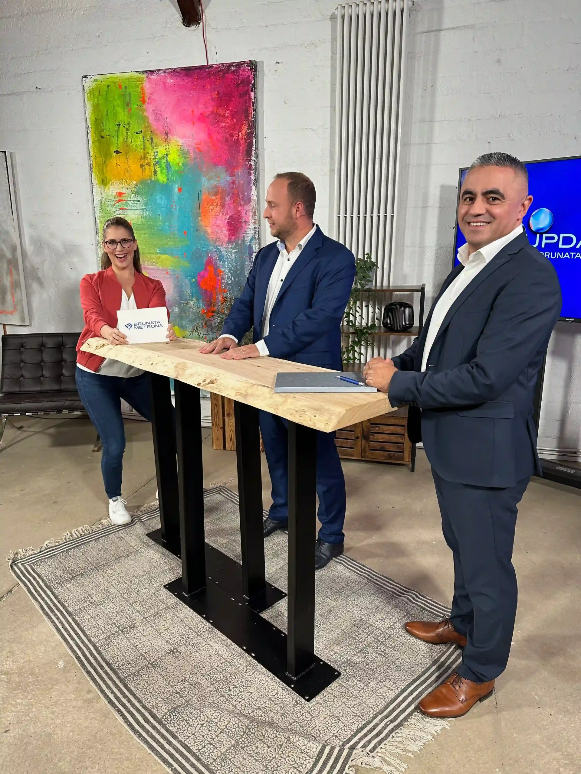 Moderatorin für Nachhaltigkeit Janine Utsch bei einer Veranstaltung zum klimaneutralen Gebäudebestand 2025 von Brunata Metrona im TV-Studio während einer Expertendiskussion