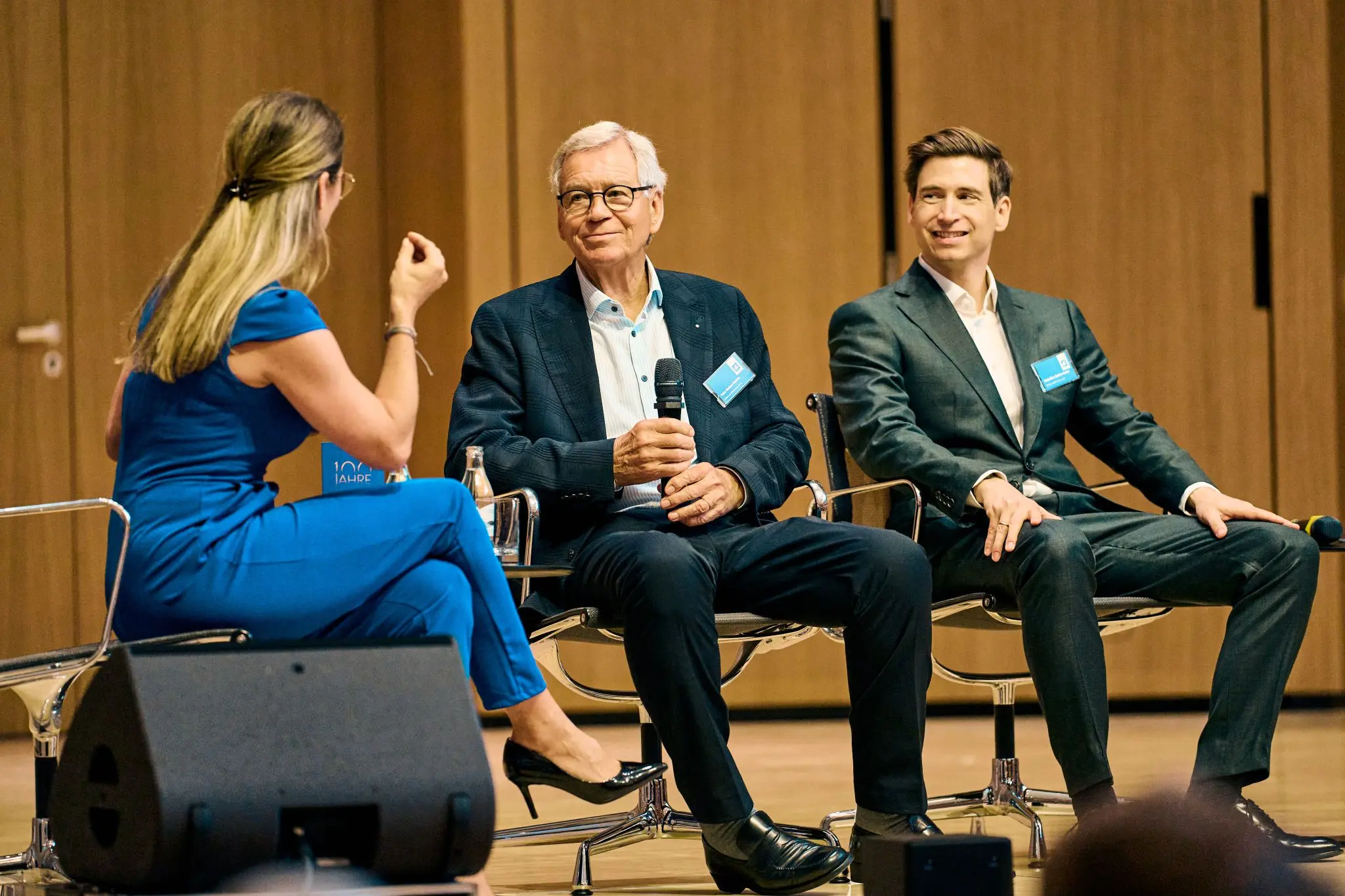 Moderatorin für Bauwirtschaft Janine Utsch moderiert eine Paneldiskussion zum Thema Transformation der Baubranche