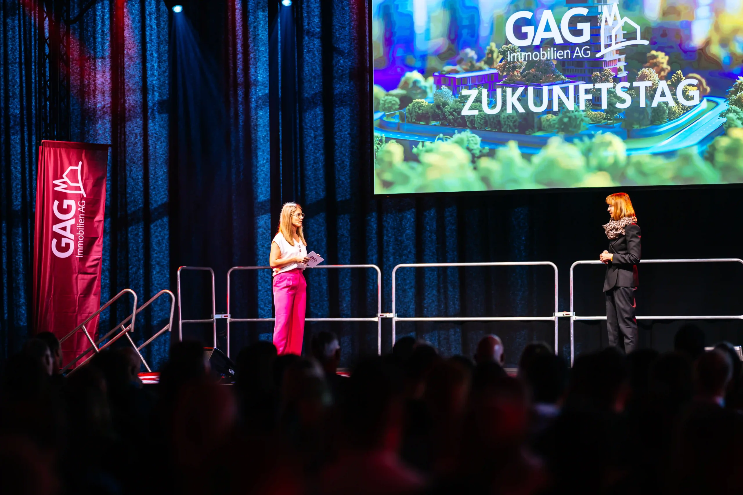 Moderatorin für Bauwirtschaft und Immobilien Janine Utsch auf der Bühne beim GAG Zukunftstag