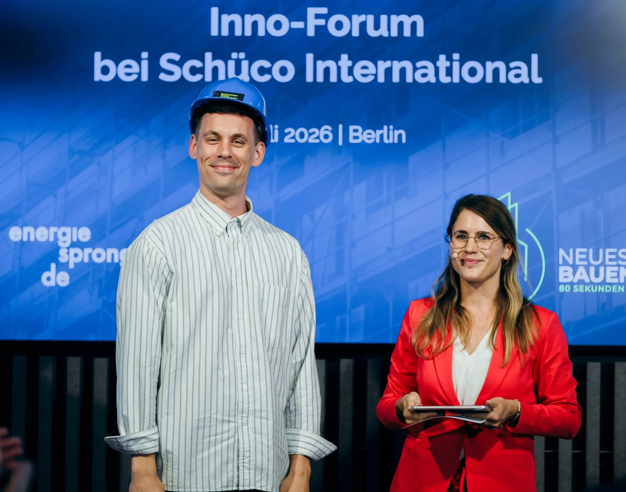 Moderatorin für Bauwirtschaft und Immobilien Janine Utsch auf der Bühne beim Innovation Forum Berlin